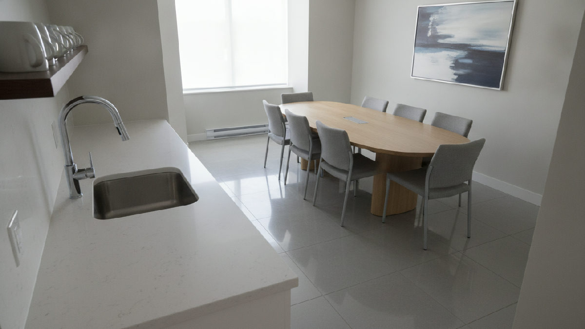 Bureau commercial impeccable après le premier grand ménage du nouveau fournisseur d'entretien ménager, sans interruption de service