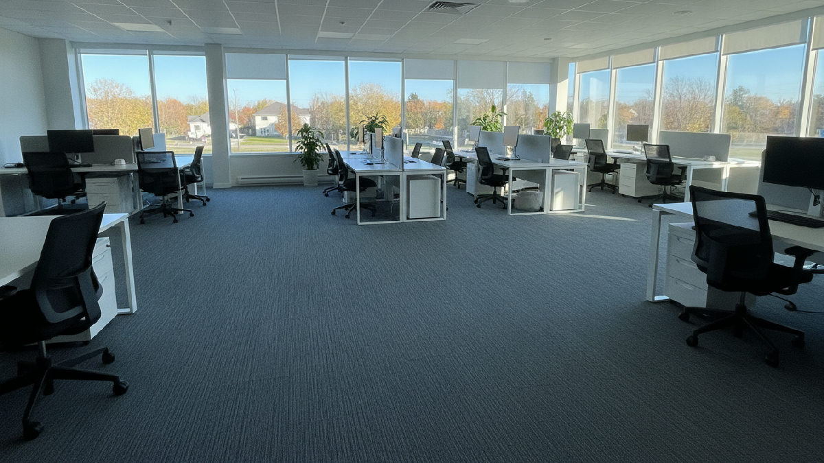 Tapis commercial propre et uniforme dans un bureau à aire ouverte après le nettoyage de tapis par extraction