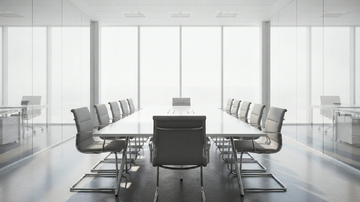 Salle de réunion de bureau impeccable après l'entretien ménager du soir